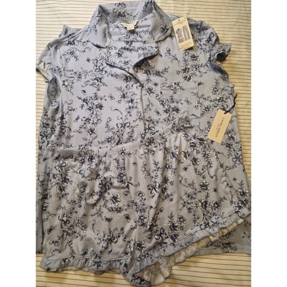 1128 Laura Ashley 3 Piece Pajama Set Blue Floral Top Shorts Pants NWT Small
